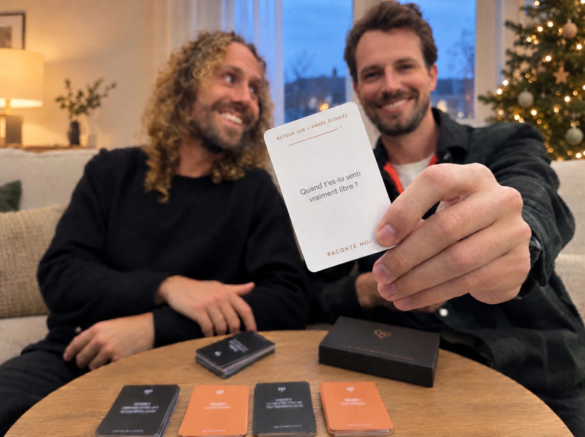 Bart et Lars tiennent une carte Raconte-moi devant le sapin de Noël